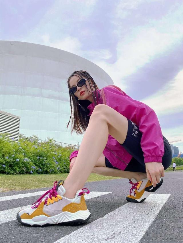 ����Ů���ӳ�����ɫ�˶���װ������ģ�Ů�����˶���Ľ